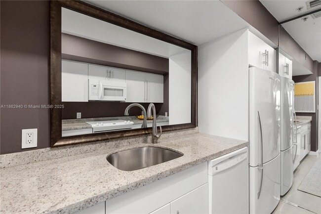 Building Photo - 4925 Collins Ave