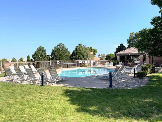 Building Photo - High Desert Beauty! Community Pool!