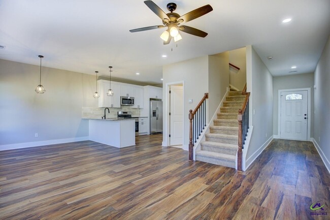 Building Photo - 523 E Chappell St