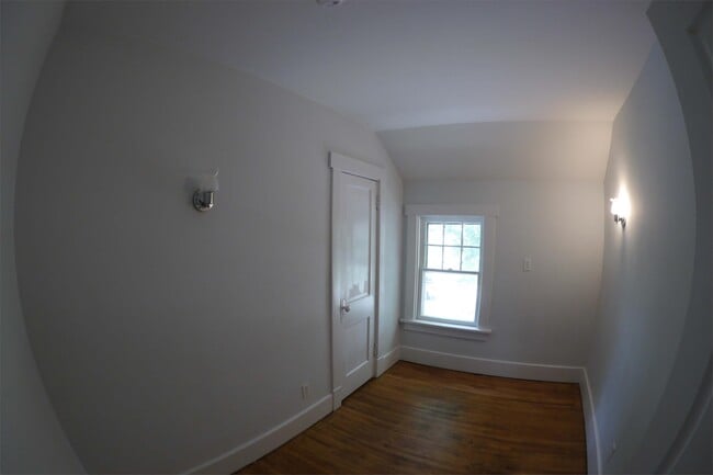 Building Photo - 915 Woodstock Ave