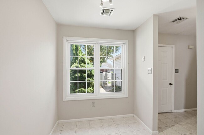 Building Photo - Stunning 3 Bedroom Townhome !
