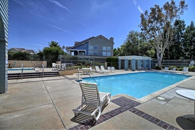 Building Photo - Desirable Cape Weston Condo