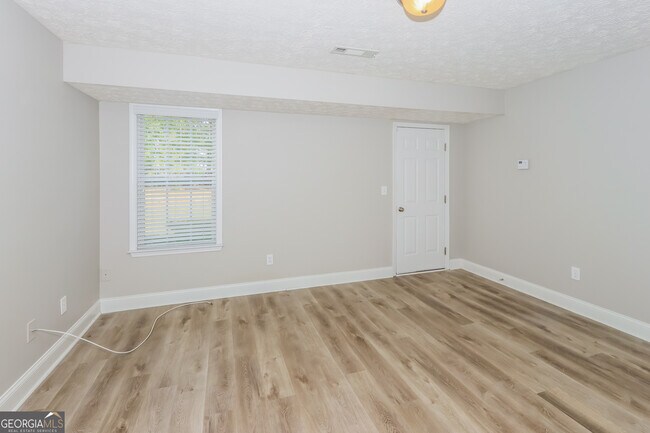 Building Photo - 220 Creekside Cir