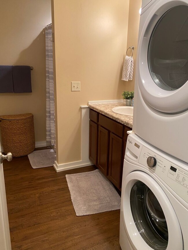 Building Photo - Fully Furnished Cozy Unit in Four Corners!