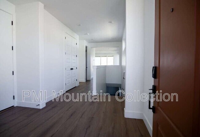 Building Photo - 459 Rimrock Ln