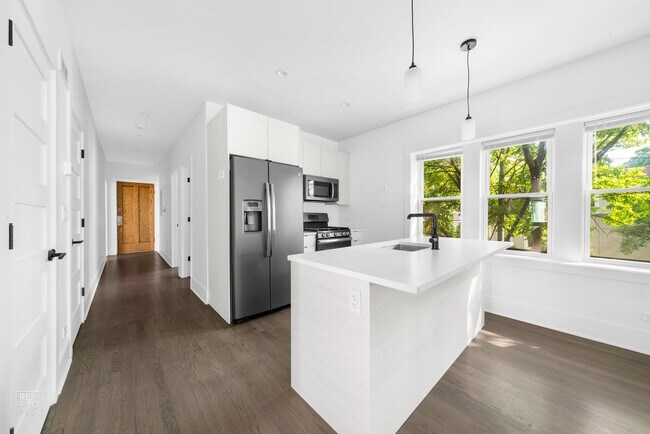 Building Photo - Sunny, Spacious and Beautifully Rehabbed i...