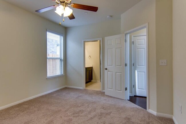 Building Photo - 3240 E Whitestone Blvd