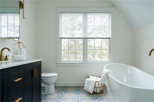 Building Photo - 304 Third Beach Rd