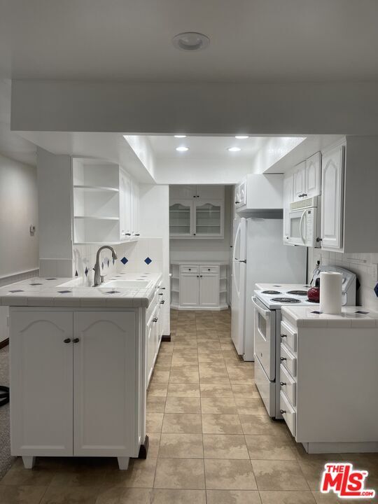 Building Photo - 906 N Doheny Dr