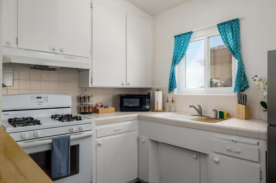 Building Photo - 4587 Saratoga Ave