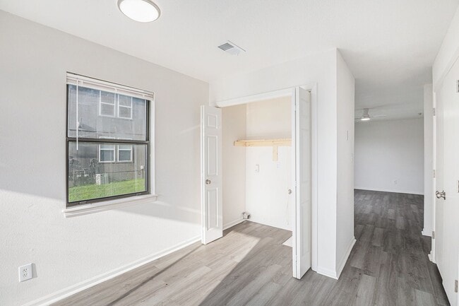 Building Photo - Beautiful 2-bedroom in the heart of Raymore!