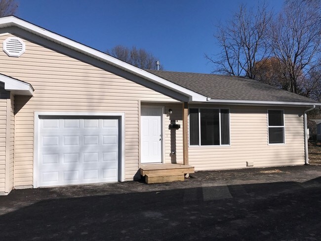 Building Photo - New 3 bed/1 bath duplex for rent!