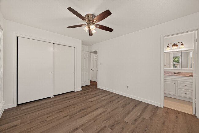 Building Photo - 313 Stratmore Dr