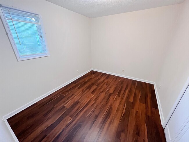 Building Photo - 1036-1033 Ellen Dr