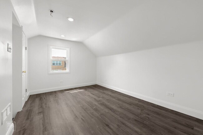 Building Photo - 2237 S Oakley Ave