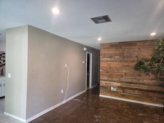 Building Photo - 203 Longview Rd