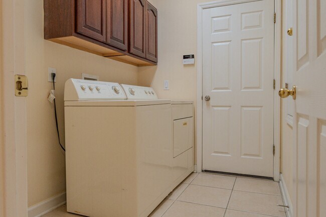 Building Photo - Spacious 5BR Home in Falcon Trace | 3-Car Garage | Screened Patio | Resort-Style Amenities Rent: ...