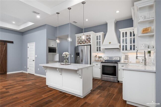 Building Photo - 13 Kingsborough Ave