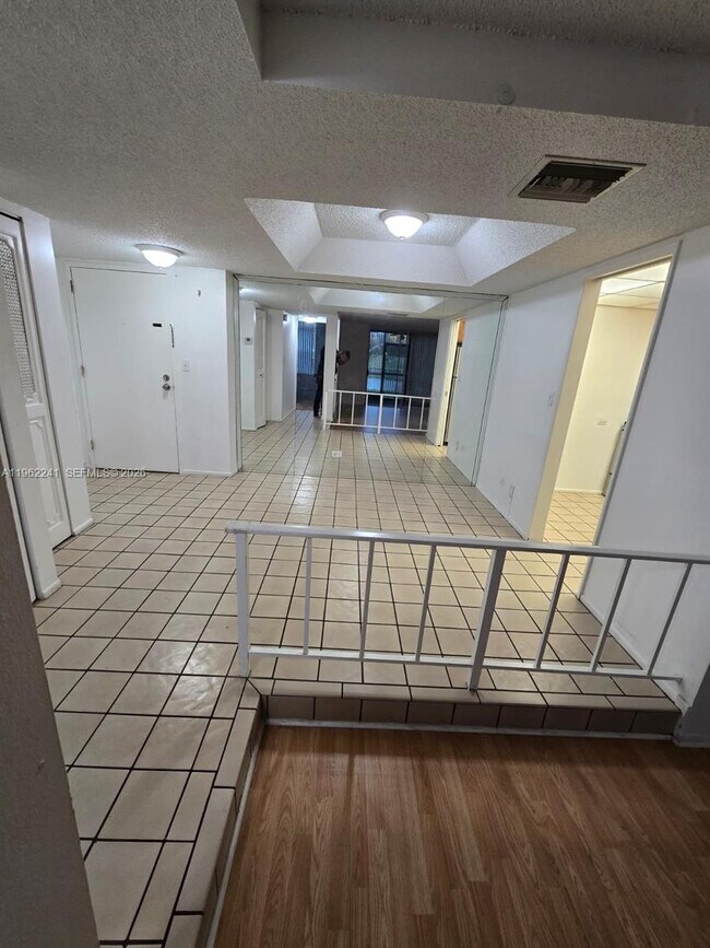 Building Photo - 3750 Inverrary Dr