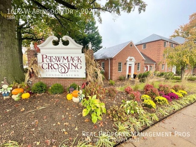 Building Photo - 1602 W Abingdon Dr