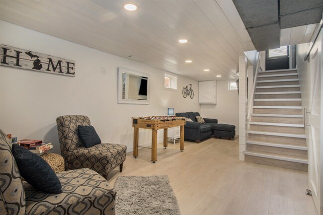 Building Photo - 2245 Lakeshore Dr