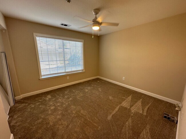 Building Photo - Beautiful Single Story 4 Bedroom 2 Bath Br...