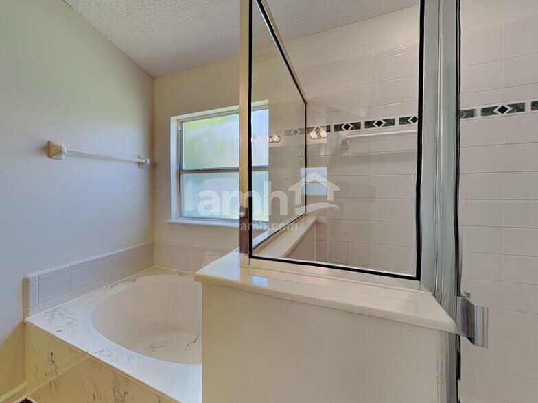 Building Photo - 5682 Shady Pine St S