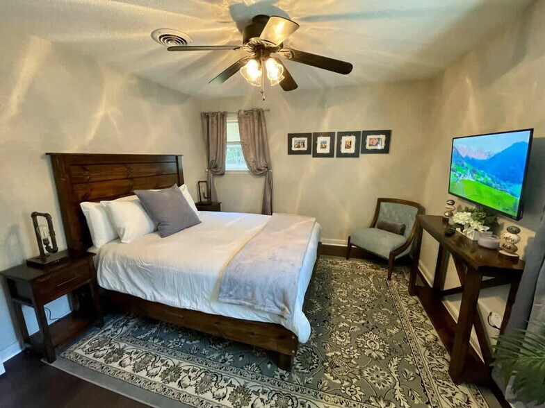 Building Photo - 104 SE 12th St