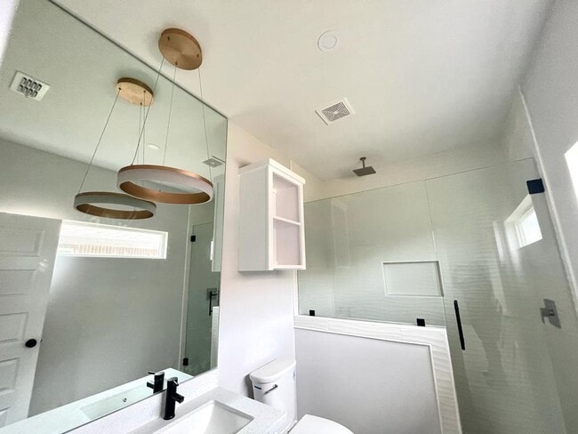 Building Photo - 2302 San Pascual St