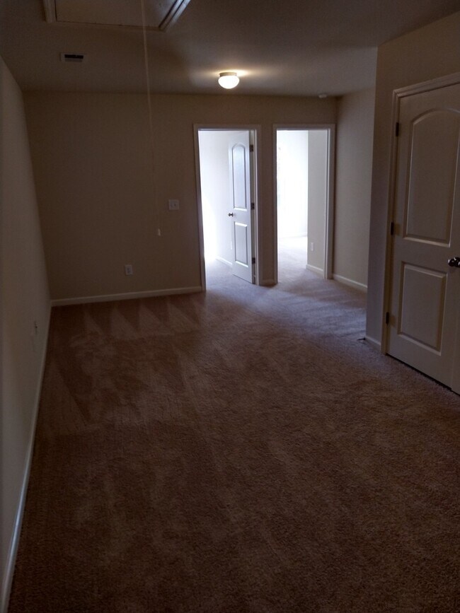 Building Photo - 3 bed/ 2.5 bath!!!