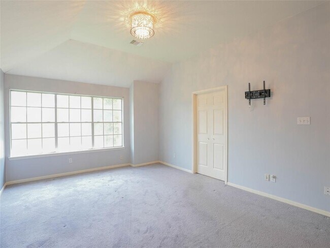 Building Photo - 16322 Red Oak Dr