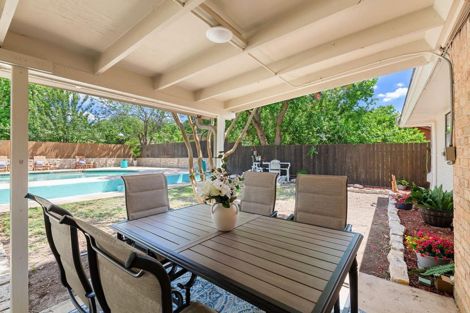 Building Photo - 908 Green Meadow Dr