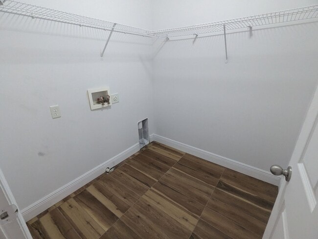 Building Photo - FOR RENT 4 Bedroom 2 1/2  Bath with Den/Office/5th bedroom, Furry  friends Welcome!