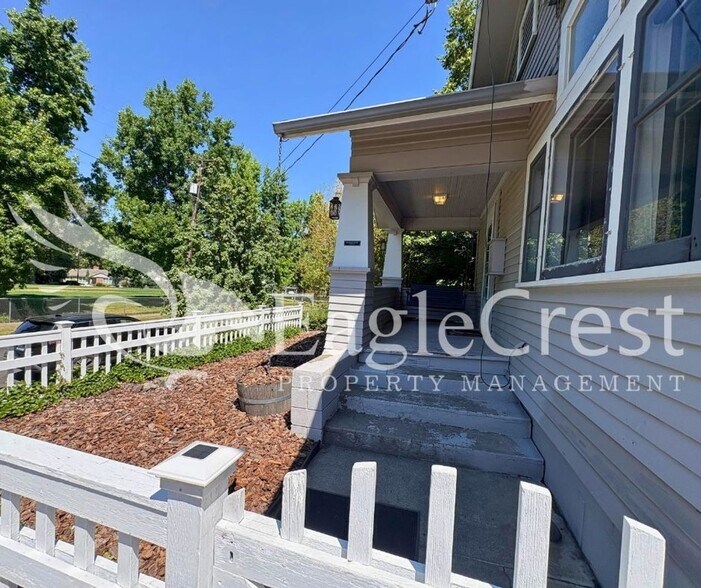Building Photo - Beautifully Renovated Historic 3 Bedroom Home
