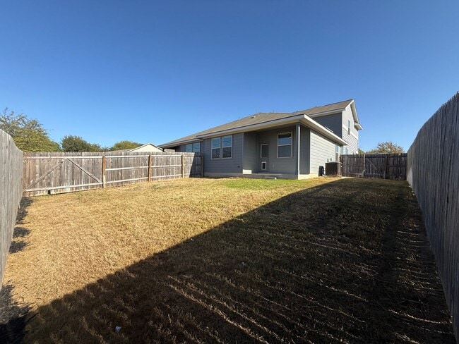 Building Photo - Charming 3-Bedroom Duplex in New Braunfels...