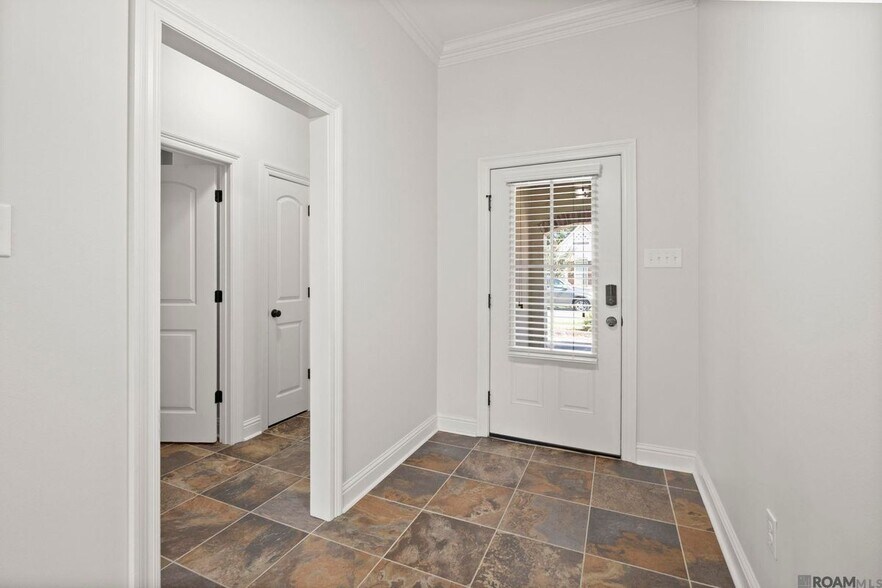 Building Photo - 471 Lake Breeze Dr