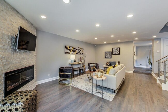 Building Photo - 1150 W Dickens Ave