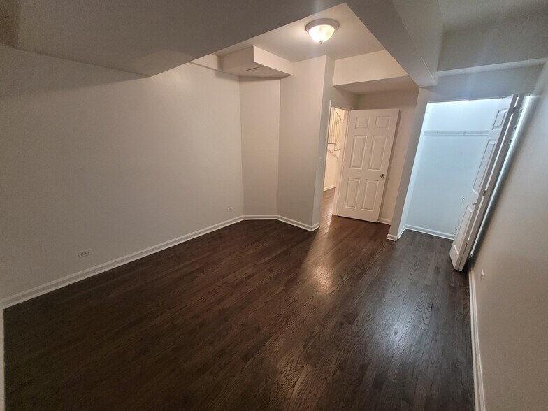 Building Photo - 6708 N Hermitage Ave