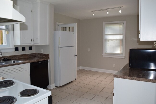 Building Photo - Nice Westend Brick home in the U of R area