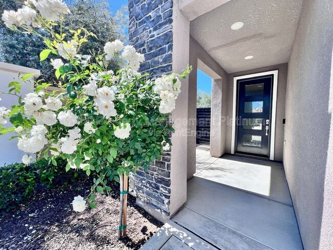 Building Photo - 2038 N Perry Ln