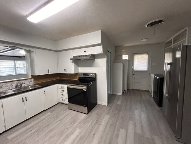 Building Photo - "Spacious 3-Bedroom Haven with an office/s...