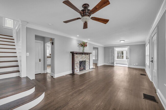 Building Photo - Gorgeous East Crestwood Home