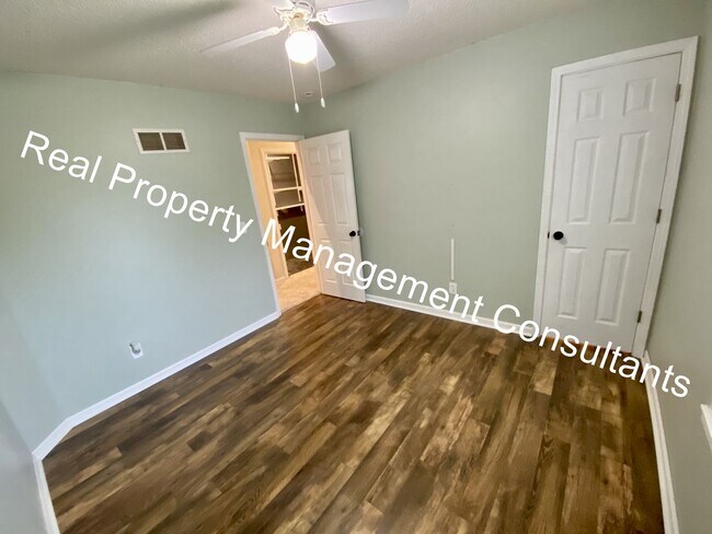 Building Photo - California Split-Level in Lee's Summit Sch...