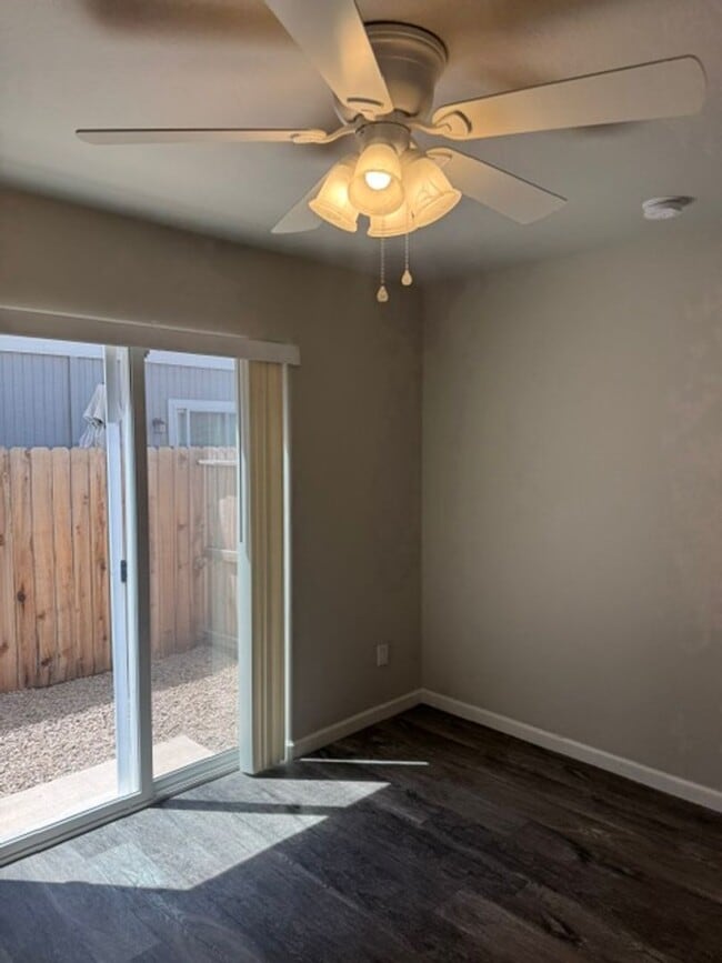 Building Photo - LIKE - NEW 3- BEDROOM TOWNHOME W/ GARAGE, FENCED YARD & PRIVATE 3RD BEDROOM OFF GARAGE