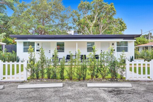 Building Photo - 208 SE 4th St