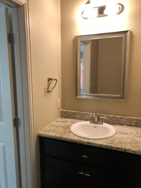 Building Photo - ***4 Bedroom, 2.5 Bath Townhouse**** Walking distances to UNT****