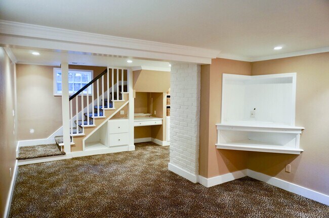 Building Photo - Gorgeous Dream Home in the Southwest Hills! Your Pacific Northwest Oasis Awaits!