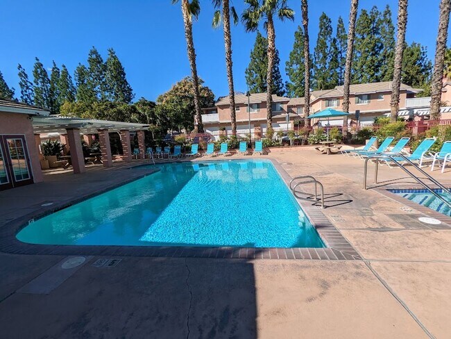 Building Photo - You will love this beautiful townhouse near Victoria Gardens!