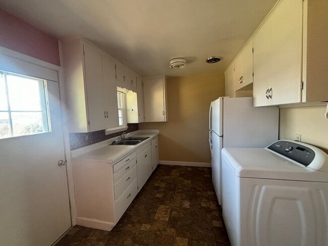Building Photo - 2 BEDROOM | 1 BATH | WEST