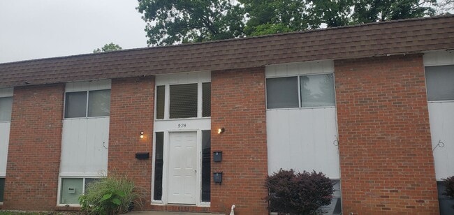Building Photo - 924 W Texas Ave